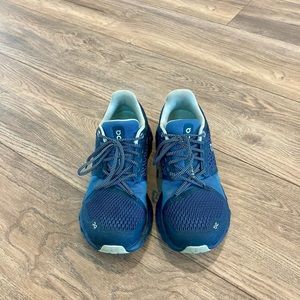On cloud running shoes (cloudstratus) size 6 1/2. Used less than 10 times.